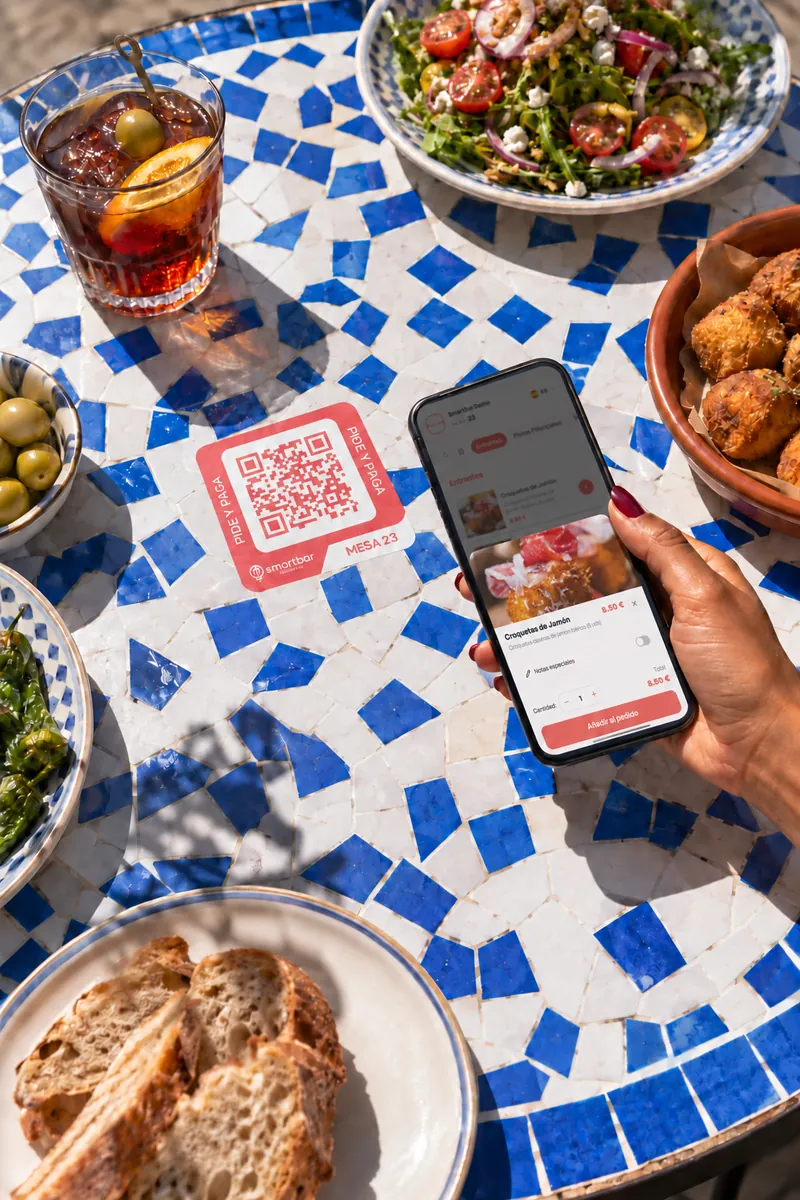 Cliente pidiendo desde el móvil con el QR de la mesa